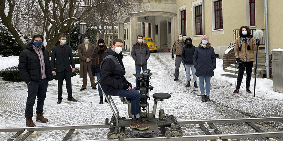 Filmdreharbeiten vor der Villa der Hochschule Harz – Das Team / Foto: M. Kreyßig