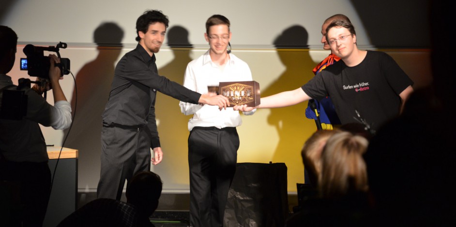 Die Sieger auf Platz 1 beim MINFF 2013: Philipp Müller (li) und Robin Ostwald (re), dazwischen Moderator Stefan Bauer