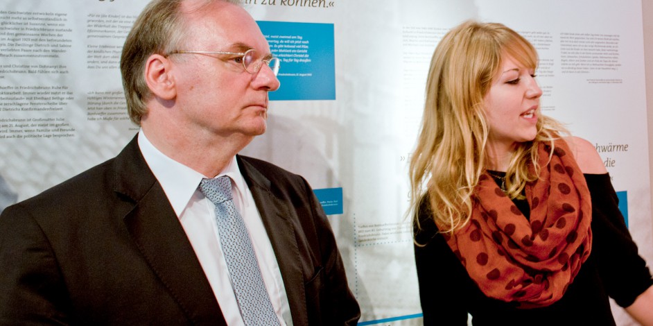 Ina Thomas (rechts) beim Besuch von Ministerpräsident Reiner Haseloff (links im Bild) im Bonhoeffer-Haus Friedrichsbrunn / Foto: Nicole Rüde