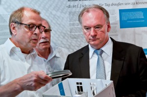 Prof. E. Högerle (links) beim Besuch von Ministerpräsident Reiner Haseloff (rechts) im Bonhoeffer-Haus Friedrichsbrunn / Foto: Nicole Rüde