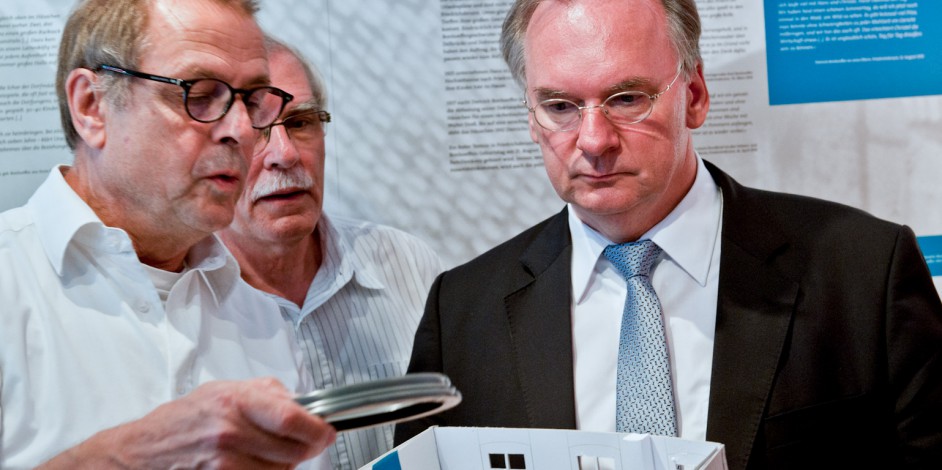 Prof. E. Högerle (links) beim Besuch von Ministerpräsident Reiner Haseloff (rechts) im Bonhoeffer-Haus Friedrichsbrunn / Foto: Nicole Rüde