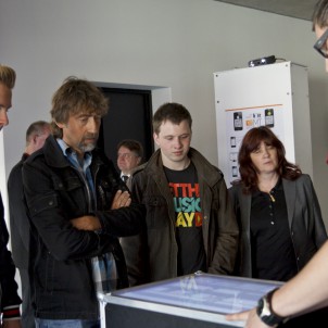 Am Touchtisch der Applikation seeMI, präsentiert von A. Krüger (rechts) Foto J. Schmidt