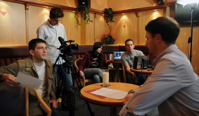 Gruppe 2 bei der Umsetzung einer Szene aus dem Film "Leon, der Profi" im Restaurant Brauhaus
