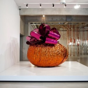 Jeff Koons - Baroque Egg with Bow (OrangeMagenta) in Museum Boijmans Van Beuningen.