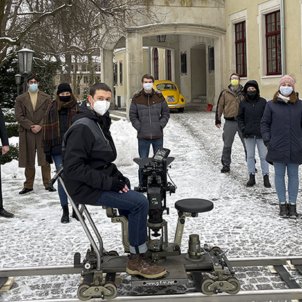 Filmdreharbeiten vor der Villa der Hochschule Harz – Das Team / Foto: M. Kreyßig